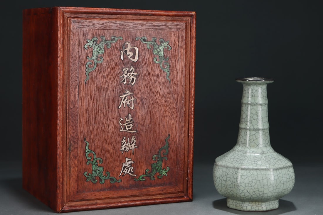 An Exquisite Guan yao Cover with Silver Vase: An Exquisite Guan yao Cover with Silver Vase,Song Dynasty, China,Royal Court Mark,Size:7.9inx5.3in 官窑银口瓶,中国宋代,宫廷款