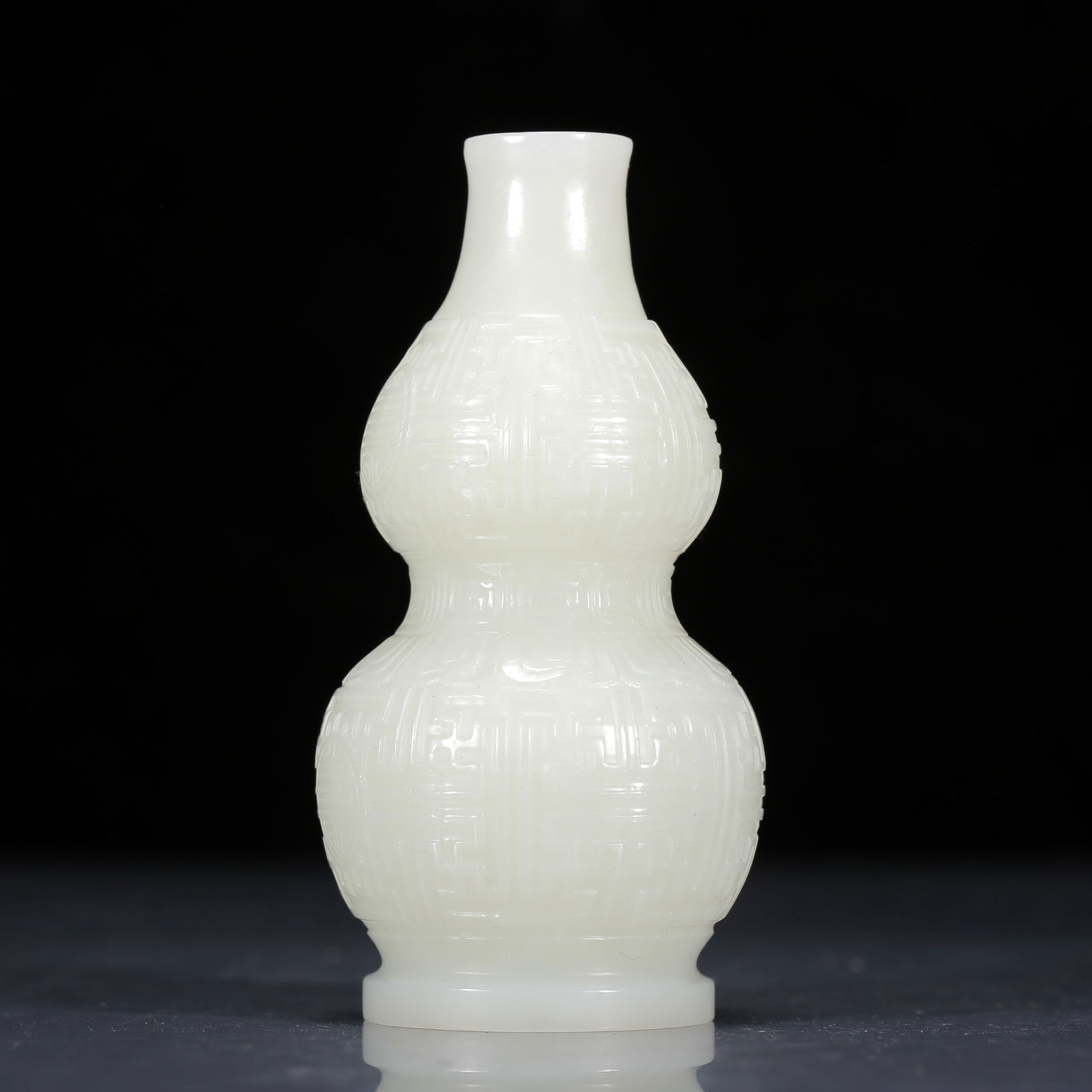 An Exquisite White Jade Bats and Peach Pattern Gourd-Shaped Vase: An Exquisite White Jade Bats and Peach Pattern Gourd-Shaped Vase,Qing Dynasty, China,Size:2inx3.9in,Weight:180g 