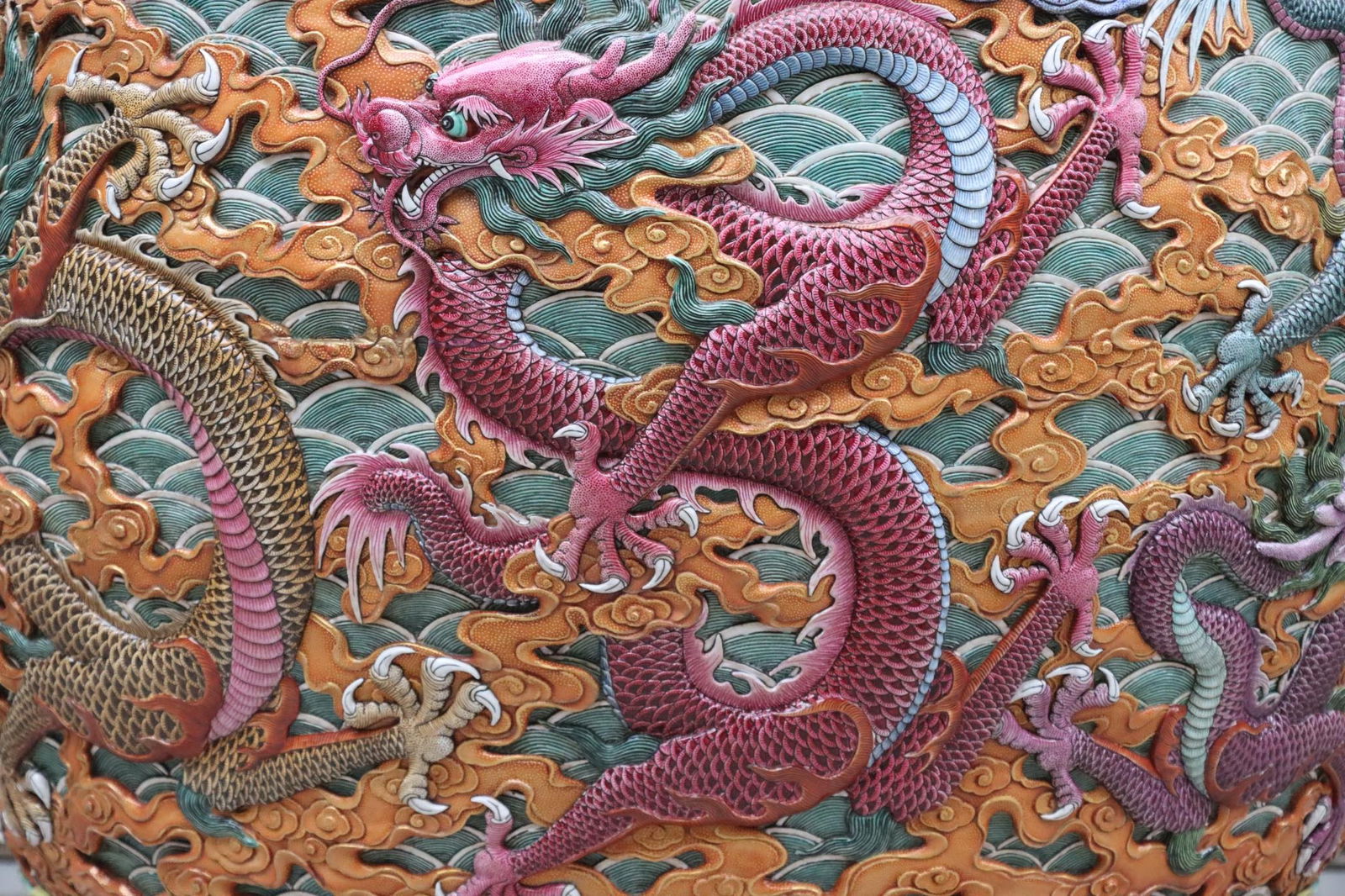 A Huge Famille-Rose Seawater Auspicious Cloud and Dragon Pattern Vat - 7