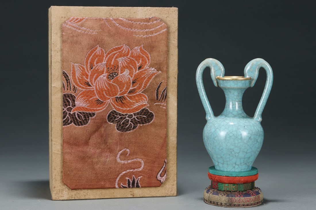 An Exquisite Ru yao Cover with Gold Double-Ears Vase (1 of 8)