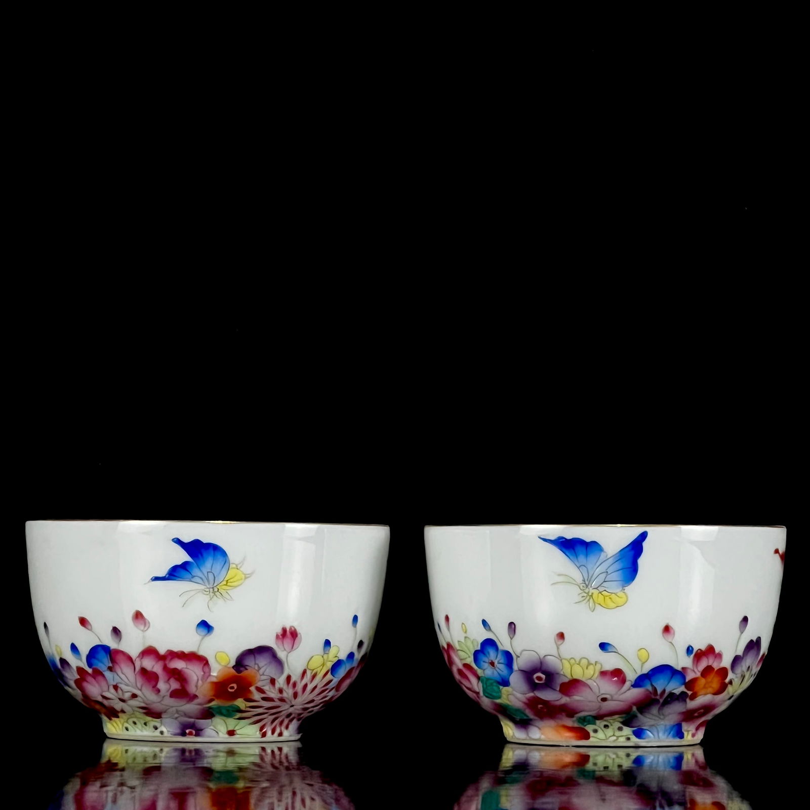 A Pair of Exquisite Famille-Rose Painted Gold Flower and Butterfly Pattern Cups (1 of 9)