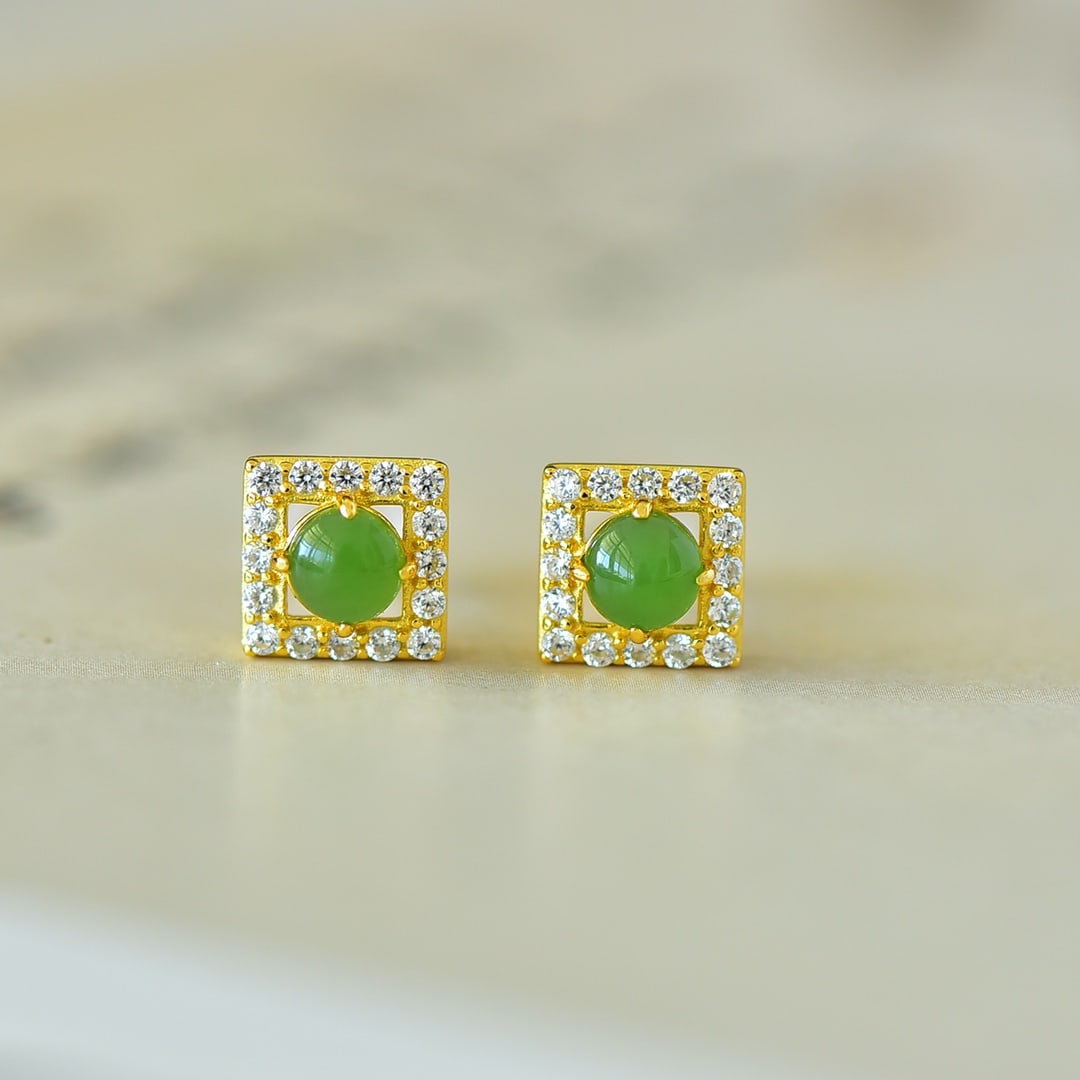 A Pair of Exquisite Sterling Silver-Gold Plated Inlaid Jasper Earrings: A Pair of Exquisite Sterling Silver-Gold Plated Inlaid Jasper Earrings,Size:5mmx5mm 一对纯银镀金镶碧玉耳钉