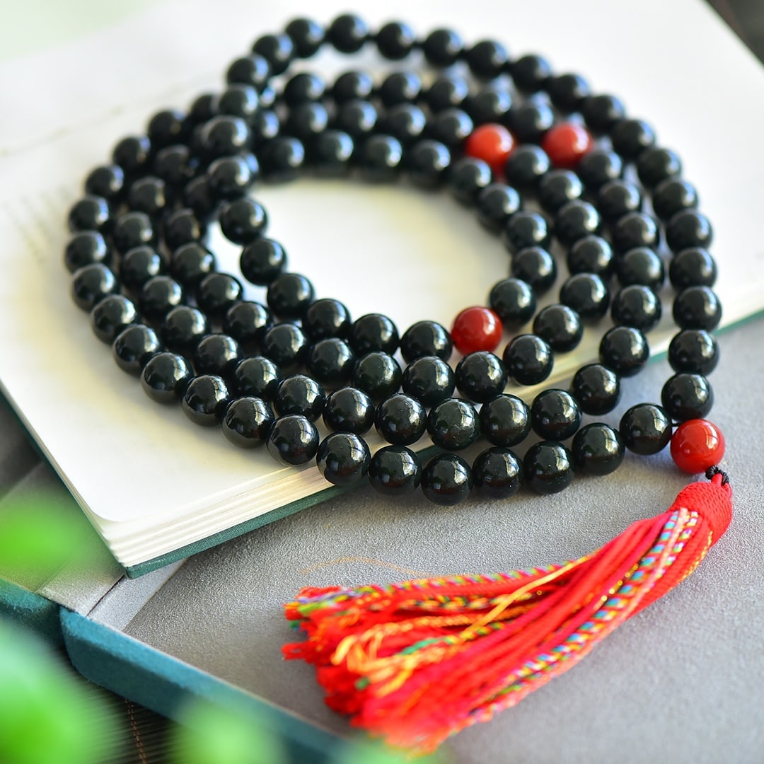 An Exquisite Sapphire Necklace: An Exquisite Sapphire Necklace,Size:12mm 寓意:佛珠的每一个珠子都象征着智慧的结晶,Ë