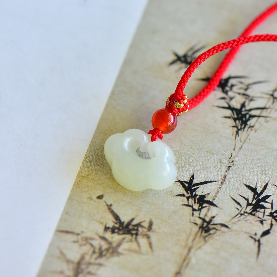 An Exquisite White Jade Pendant: An Exquisite White Jade Pendant,Size:20mmx15mmx6mm 寓意:佩戴可使事事如意,平平安安 白玉吊坠