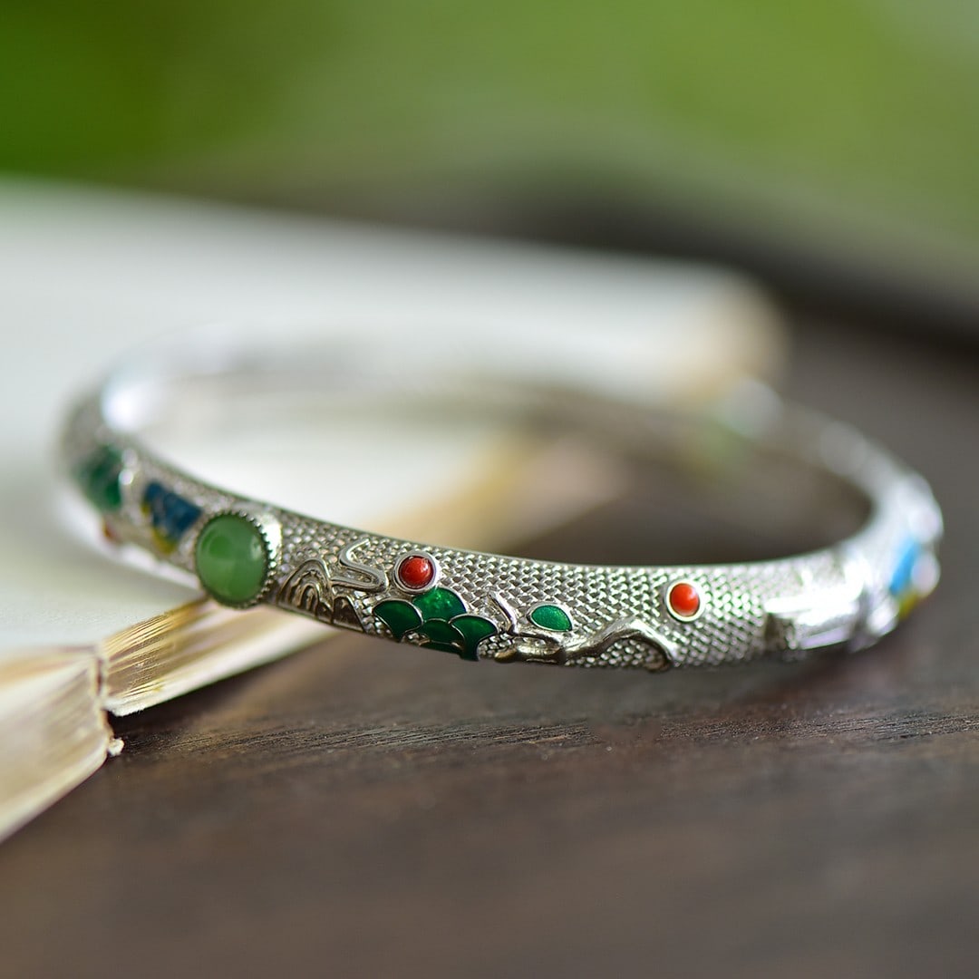 An Exquisite Sterling Silver Inlaid Jasper Bracelets: An Exquisite Sterling Silver Inlaid Jasper Bracelets 纯银镶碧玉手镯