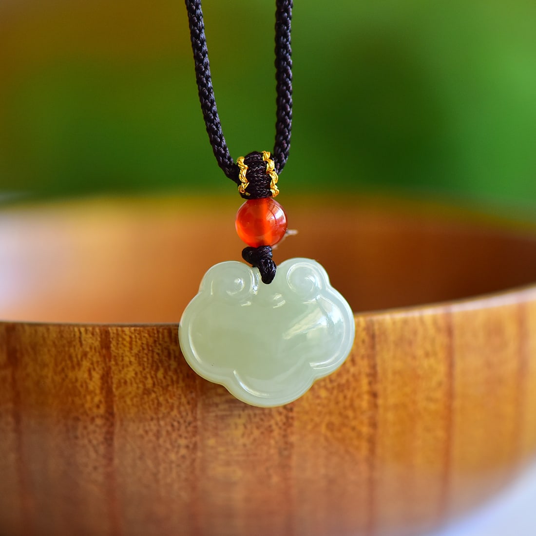 An Exquisite White Jade Pendant: An Exquisite White Jade Pendant,Size:21mmx17mm 寓意:平平安安 吉祥如意 白玉吊坠