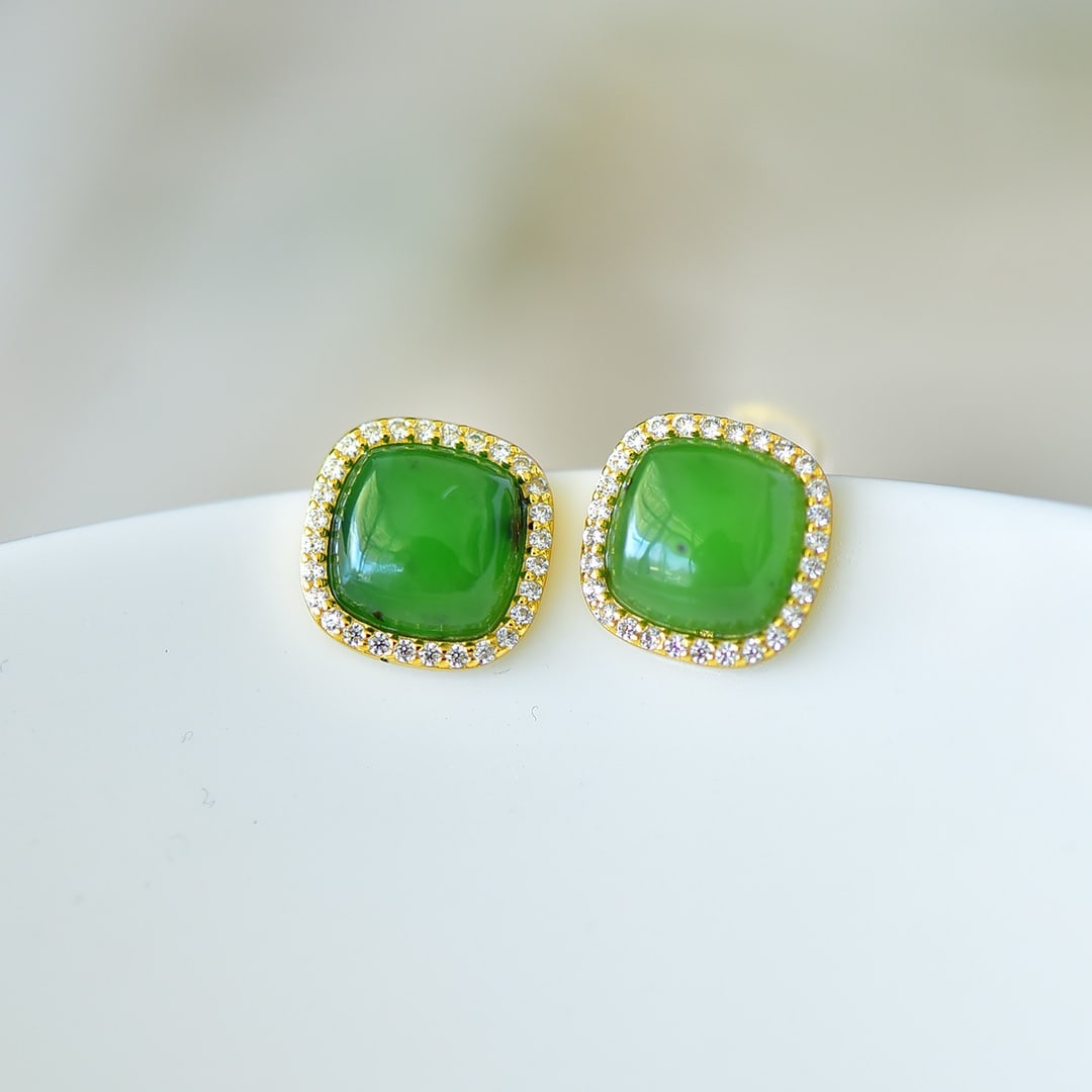 A Pair of Exquisite Sterling Silver-Gold Plated Inlaid Jasper Earrings: A Pair of Exquisite Sterling Silver-Gold Plated Inlaid Jasper Earrings,Size:8mmx8mm 一对纯银镀金镶碧玉耳环