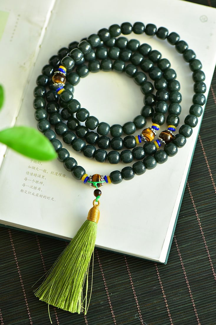 An Exquisite Sapphire Necklace: An Exquisite Sapphire Necklace,Size:9mmx10mm 青玉项链