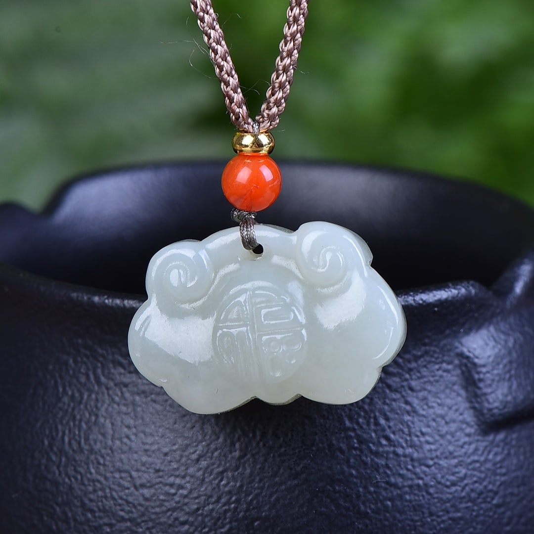 An Exquisite White Jade Pendant: An Exquisite White Jade Pendant,Size:25mmx15mm 寓意:吉祥 事事如意 白玉吊坠