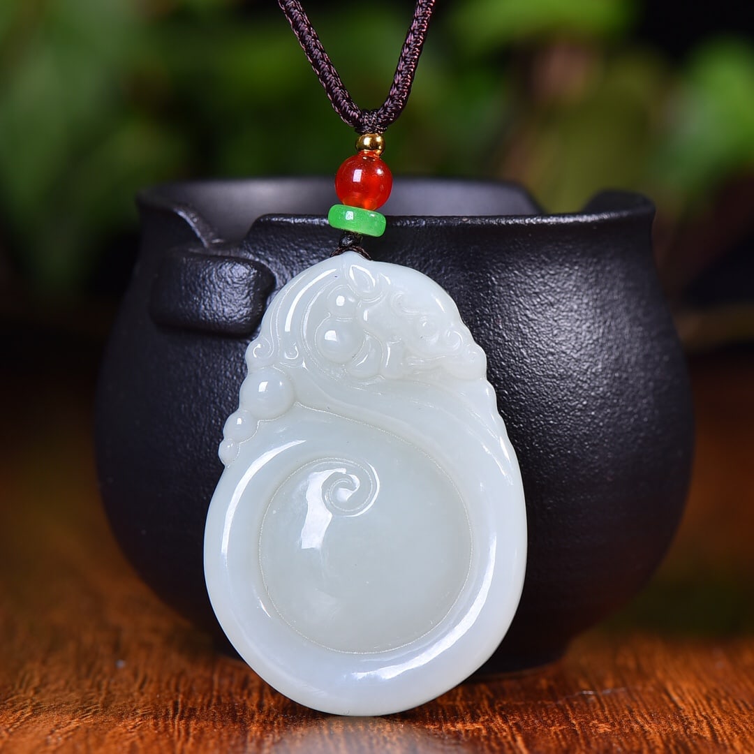 An Exquisite White Jade Dragon Pattern Pendant: An Exquisite White Jade Dragon Pattern Pendant,Size:32mmx46mm (寓意)纳福.辟邪.代表吉祥 白玉龙纹挂件