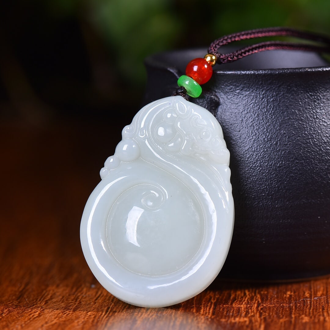 An Exquisite White Jade Dragon Pattern Pendant - 2