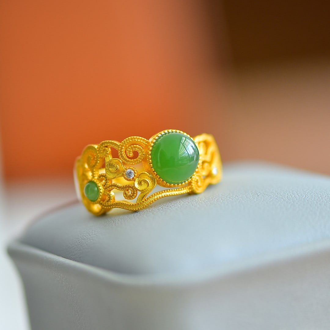 An Exquisite Sterling Silver-Gold Plated Inlaid Jasper Ring: Sterling Silver-Gold Plated Inlaid Jasper Ring , Size :8mmx8mm 纯银镀金镶碧玉戒指,尺寸:8mmx8mm