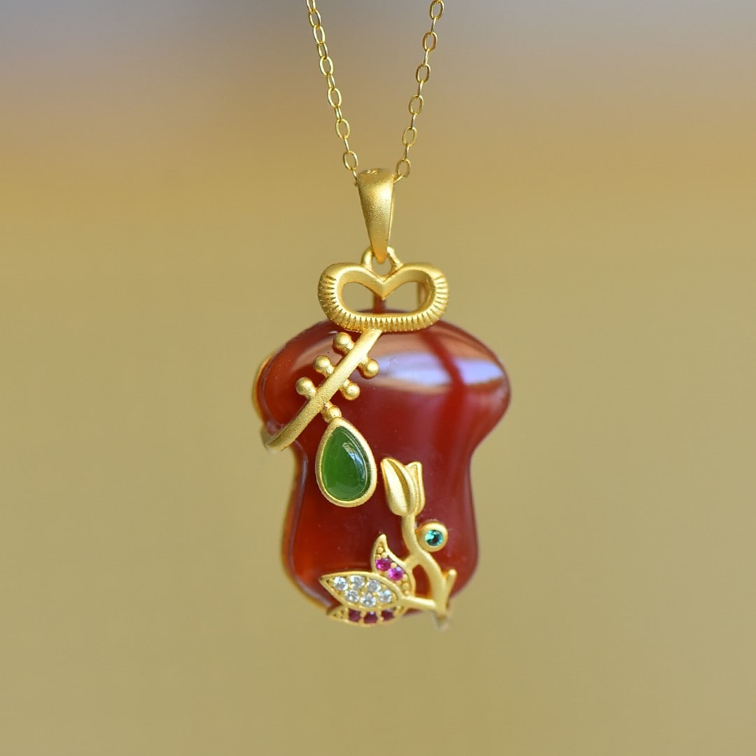 An Exquisite Sterling Silver-Gold Plated Inlaid Agate Pendant,Inlaid Diamond: An Exquisite Sterling Silver-Gold Plated Inlaid Agate Pendant,Inlaid Diamond,Size:18mmx22mm 寓意:旗开得胜,锦衣玉食 