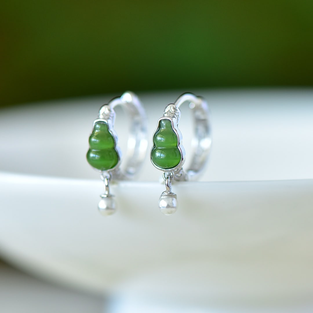 A Pair of Exquisite Sterling Silver Inlaid Jasper Enamel Earrings: A Pair of Exquisite Sterling Silver Inlaid Jasper Enamel Earrings,Size:5mmx7mm 一对纯银镶碧玉珐琅耳环