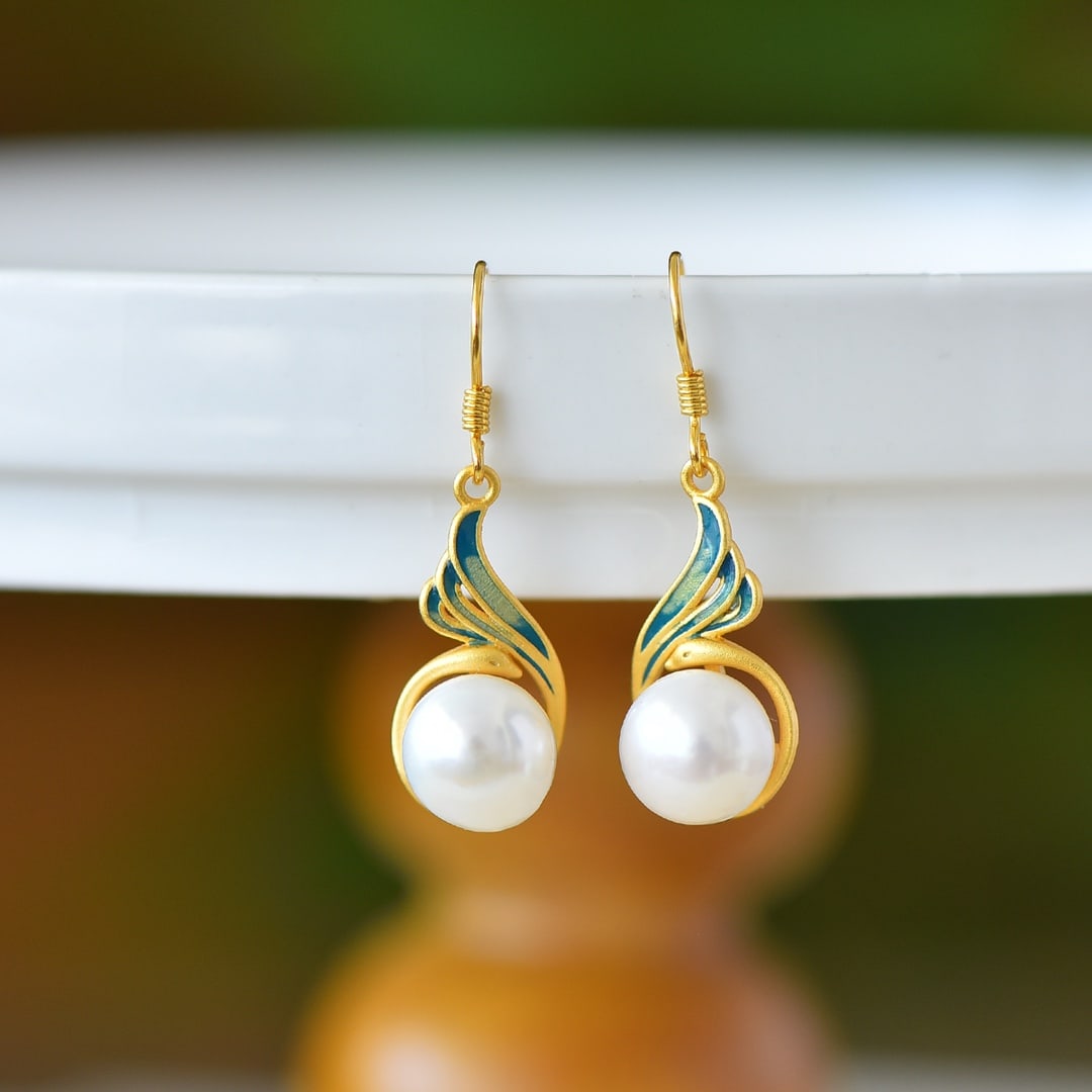 A Pair of Exquisite Sterling Silver-Gold Plated Inlaid Pearl Enamel Earrings: A Pair of Exquisite Sterling Silver-Gold Plated Inlaid Pearl Enamel Earrings,Size:10mmx10mm 一对纯银镀金镶珍珠珐琅耳环