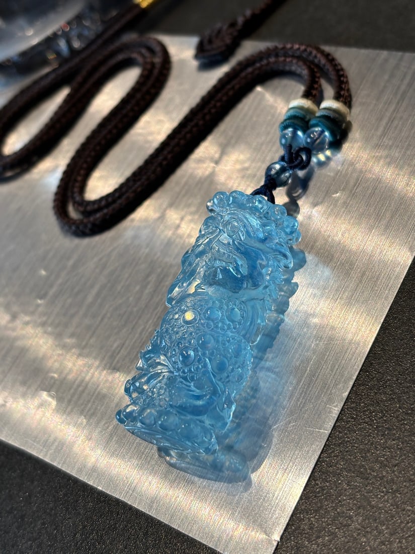 An Exquisite Aquamarine Dragon Pattern Pendant: An Exquisite Aquamarine Dragon Pattern Pendant,Size:44.3mmx18mm,Weight:24.5g 海蓝宝龙纹吊坠