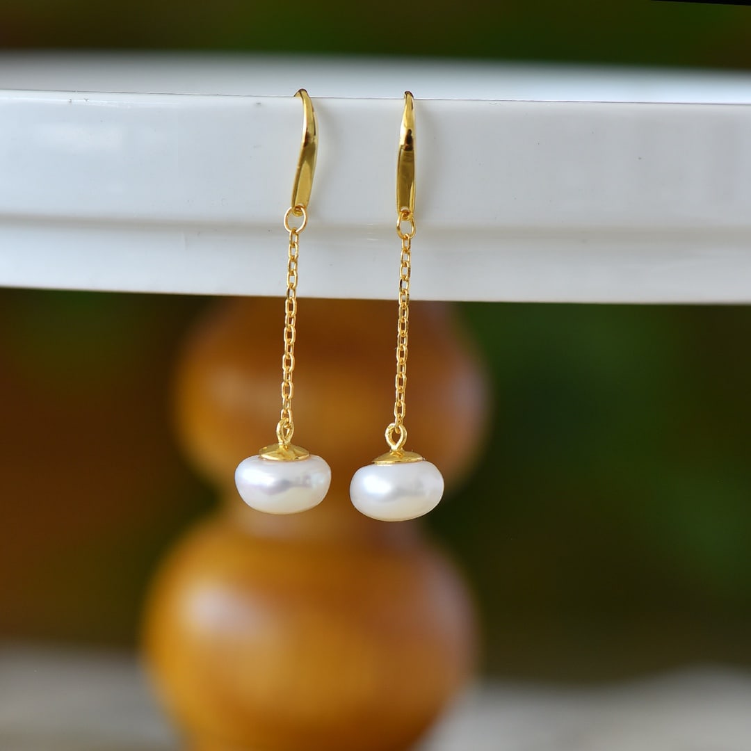 A Pair of Exquisite Sterling Silver-Gold Plated Inlaid Pearl Earrings: A Pair of Exquisite Sterling Silver-Gold Plated Inlaid Pearl Earrings,Size:10mmx10mm 一对纯银镀金镶珍珠耳环