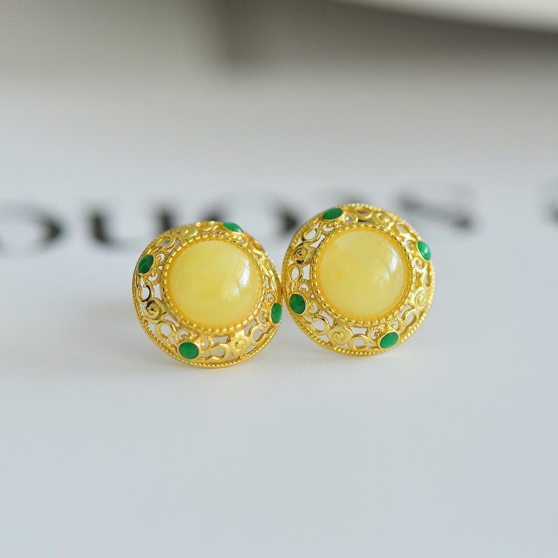 A Pair of Exquisite Sterling Silver-Gold Plated Inlaid Amber Earrings: A Pair of Exquisite Sterling Silver-Gold Plated Inlaid Amber Earrings,Size:8mmx8mm 一对纯银镀金镶琥珀耳钉