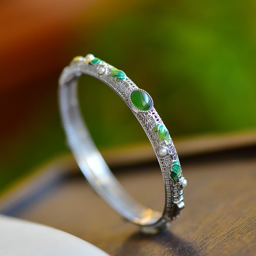 An Exquisite Sterling Silver Inlaid Jasper Bracelets,Inlaid Pearls: An Exquisite Sterling Silver Inlaid Jasper Bracelets,Inlaid Pearls 纯银镶碧玉手镯，嵌珍珠