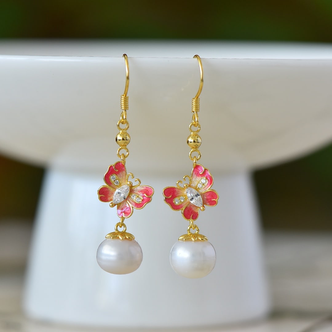 A Pair of Exquisite Sterling Silver-Gold Plated Inlaid Pearl Enamel Earrings: A Pair of Exquisite Sterling Silver-Gold Plated Inlaid Pearl Enamel Earrings,Size:10mmx10mm 一对纯银镀金镶珍珠珐琅耳环