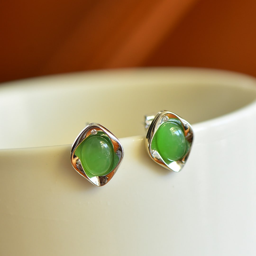 A Pair of Exquisite Sterling Silver Inlaid Jasper Earrings: A Pair of Exquisite Sterling Silver Inlaid Jasper Earring,Size:6mmx8mm 一对纯银镶碧玉耳钉