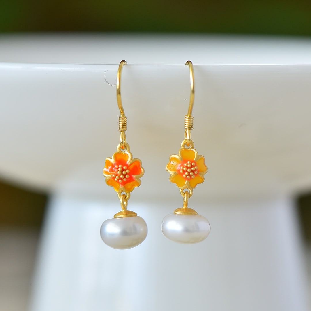 A Pair of Exquisite Sterling Silver-Gold Plated Inlaid Pearl Enamel Earrings: A Pair of Exquisite Sterling Silver-Gold Plated Inlaid Pearl Enamel Earrings,Size:10mmx10mm 一对纯银镀金镶珍珠珐琅耳环