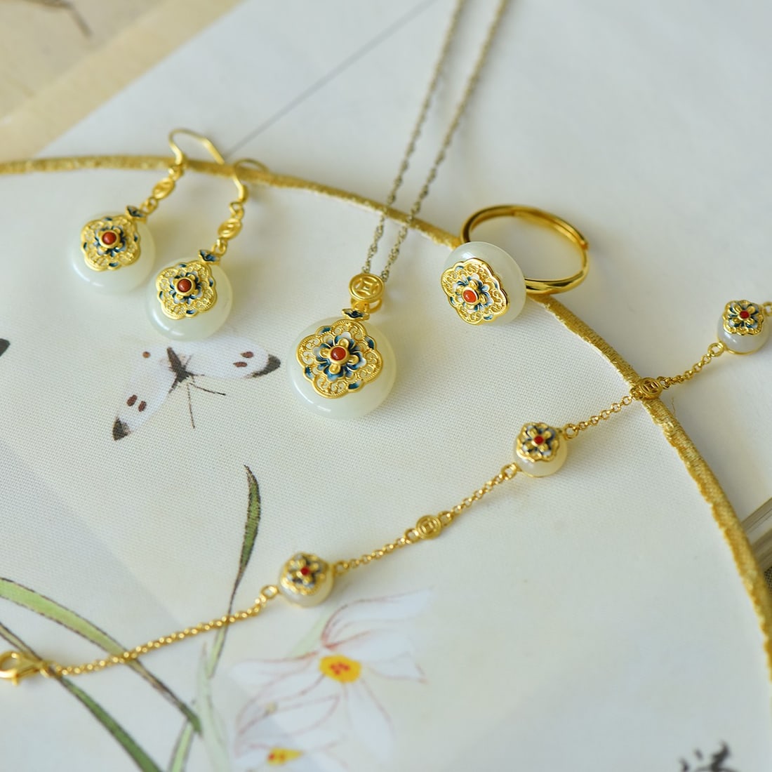 A Set of Fine Sterling Silver-Gold Plated Inlaid White Jade Jewelrys: A Set of Fine Sterling Silver-Gold Plated Inlaid White Jade Jewelrys 一套纯银镀金镶白玉首饰