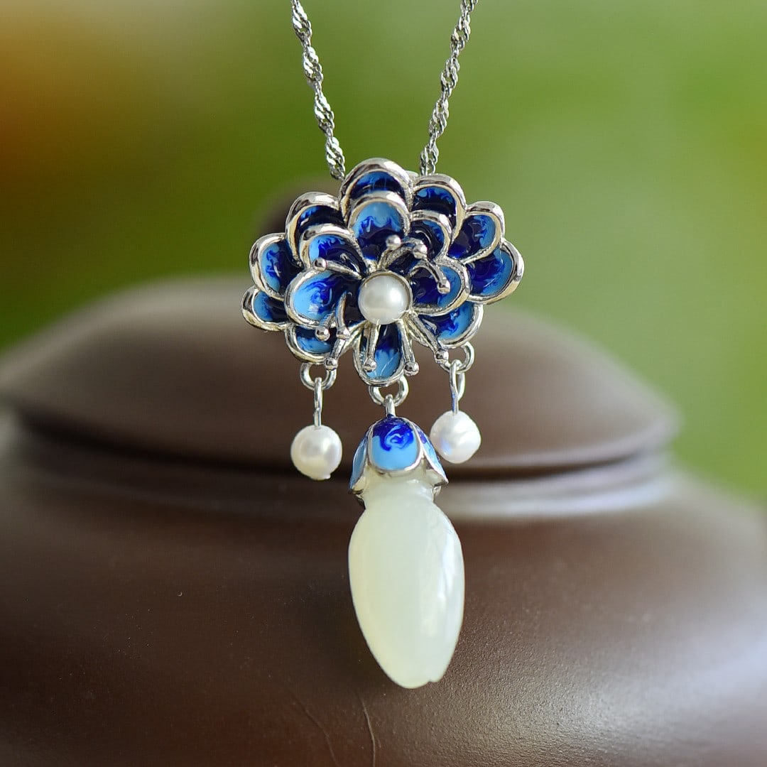 An Exquisite Sterling Silver Inlaid White Jade Pendant,Inlaid Pearls: An Exquisite Sterling Silver Inlaid White Jade Pendant,Inlaid Pearls,Size:9mmx15mm 纯银镶白玉吊坠，嵌珍珠