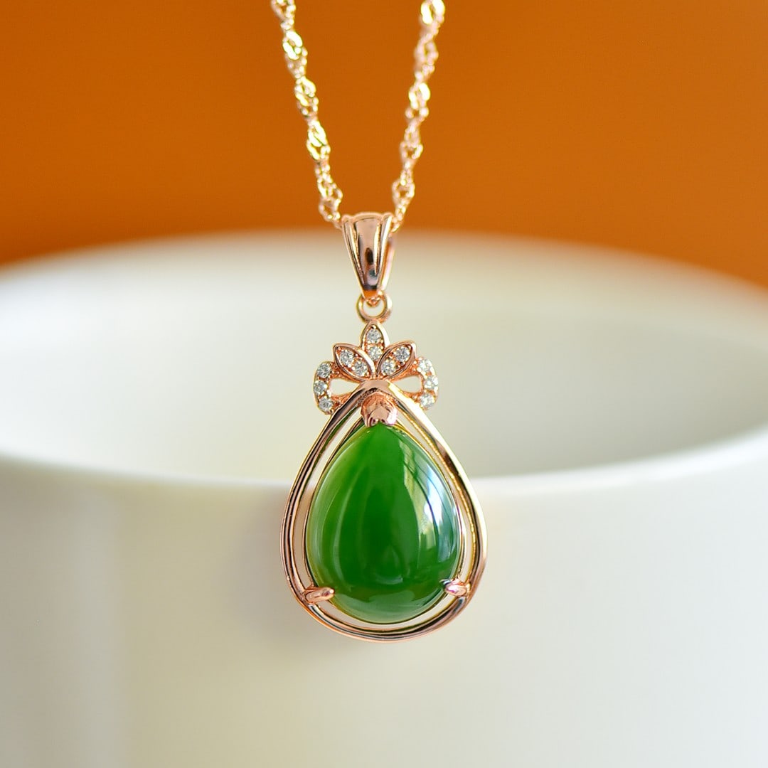 An Exquisite Sterling Silver-Gold Plated Inlaid Jasper Pendant,Inlaid Diamonds: An Exquisite Sterling Silver-Gold Plated Inlaid Jasper Pendant,Inlaid Diamonds,Size:12mmx16mm 纯银镀金镶碧玉吊坠,嵌钻石