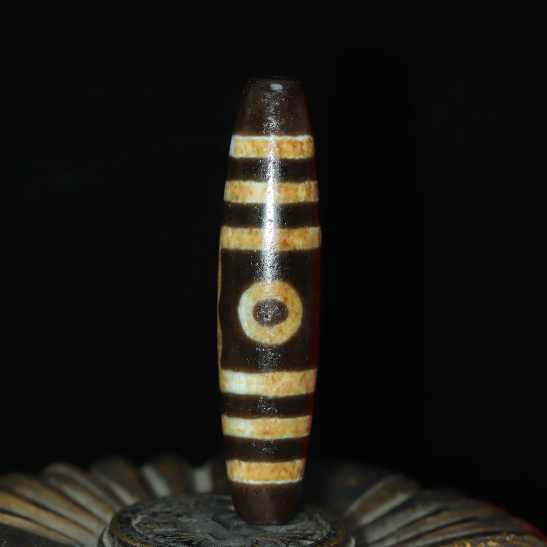 An Exquisite Three Eyes Dzi Bead Pendant: An Exquisite Three Eyes Dzi Bead Pendant，Size：59mmx13mm，Weight：16g 三眼天珠挂件