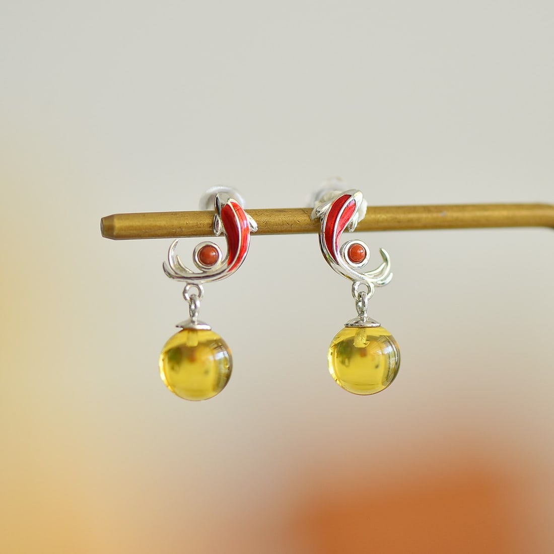 A Pair of Exquisite Sterling Silver-Gold Plated Inlaid Amber Enamel Earrings: A Pair of Exquisite Sterling Silver-Gold Plated Inlaid Amber Enamel Earrings,Size:8mmx8mm 一对纯银镀金镶琥珀珐琅耳环