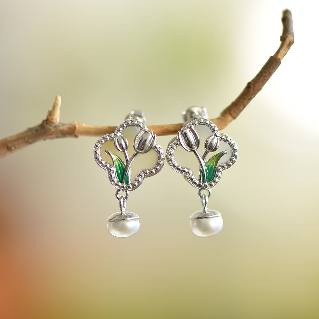 A Pair of Exquisite Sterling Silver Inlaid White Jade Earrings,Inlaid Pearls: A Pair of Exquisite Sterling Silver Inlaid White Jade Earrings,Inlaid Pearls 一对纯银镶白玉耳环，嵌珍珠
