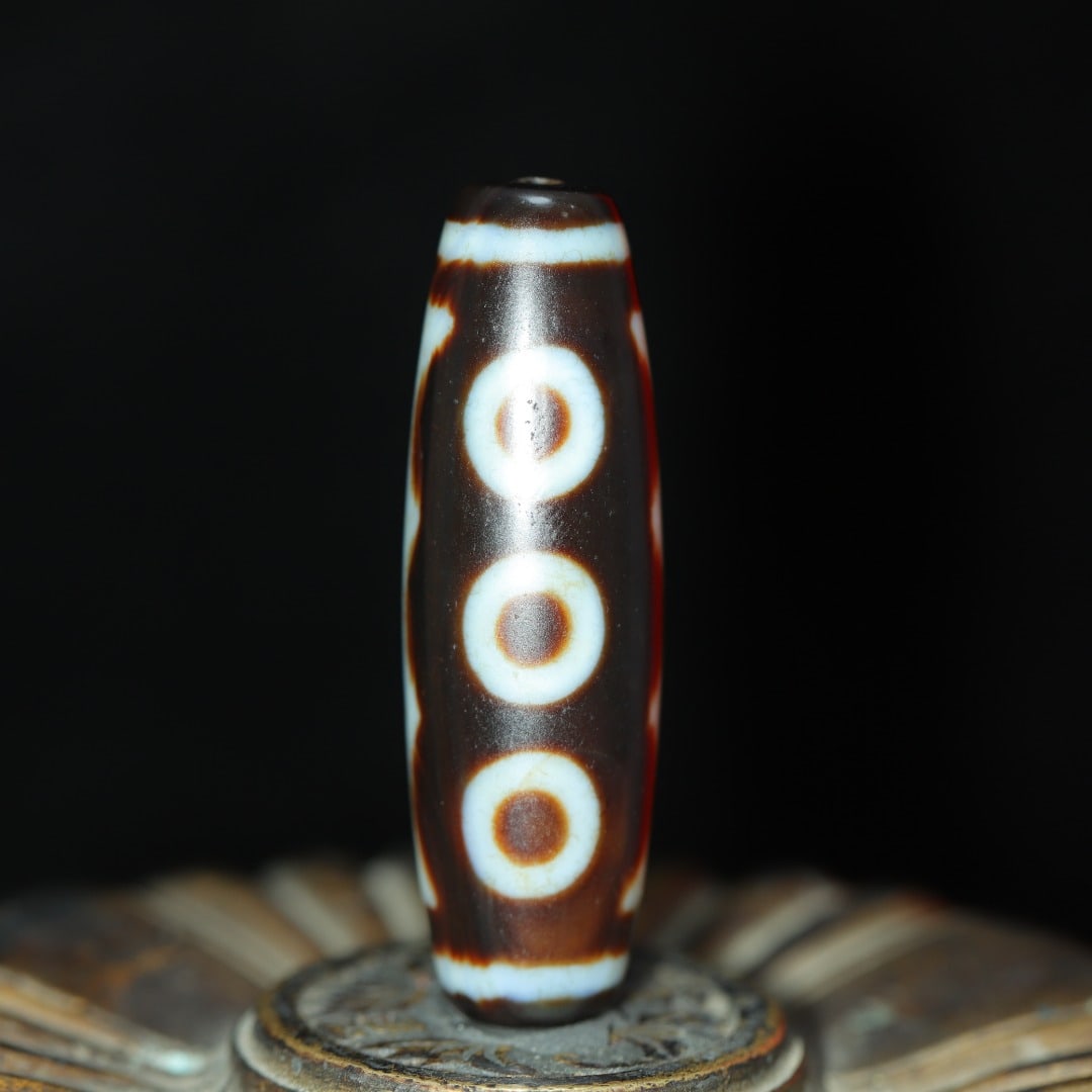 An Exquisite Eight Eyes Dzi Bead Pendant: An Exquisite Eight Eyes Dzi Bead Pendant，Size：50mmx15mm，Weight：18g 八眼天珠挂件