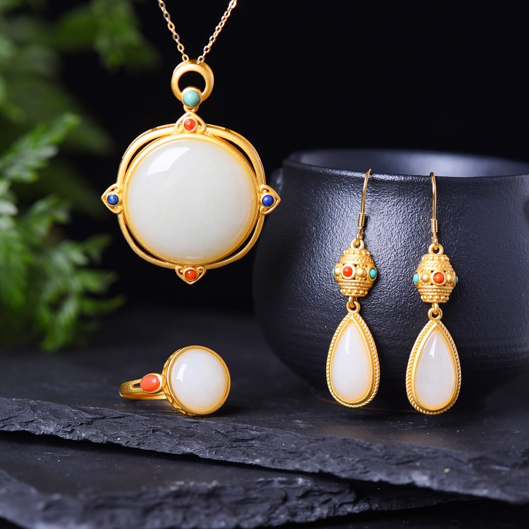 A Set of Fine Sterling Silver-Gold Plated Inlaid White Jade Jewelrys: A Set of Fine Sterling Silver-Gold Plated Inlaid White Jade Jewelrys,Size:(Pendant)25mmx25mm(Earrings)8mmx16mm(Ring)12mmx12mm 