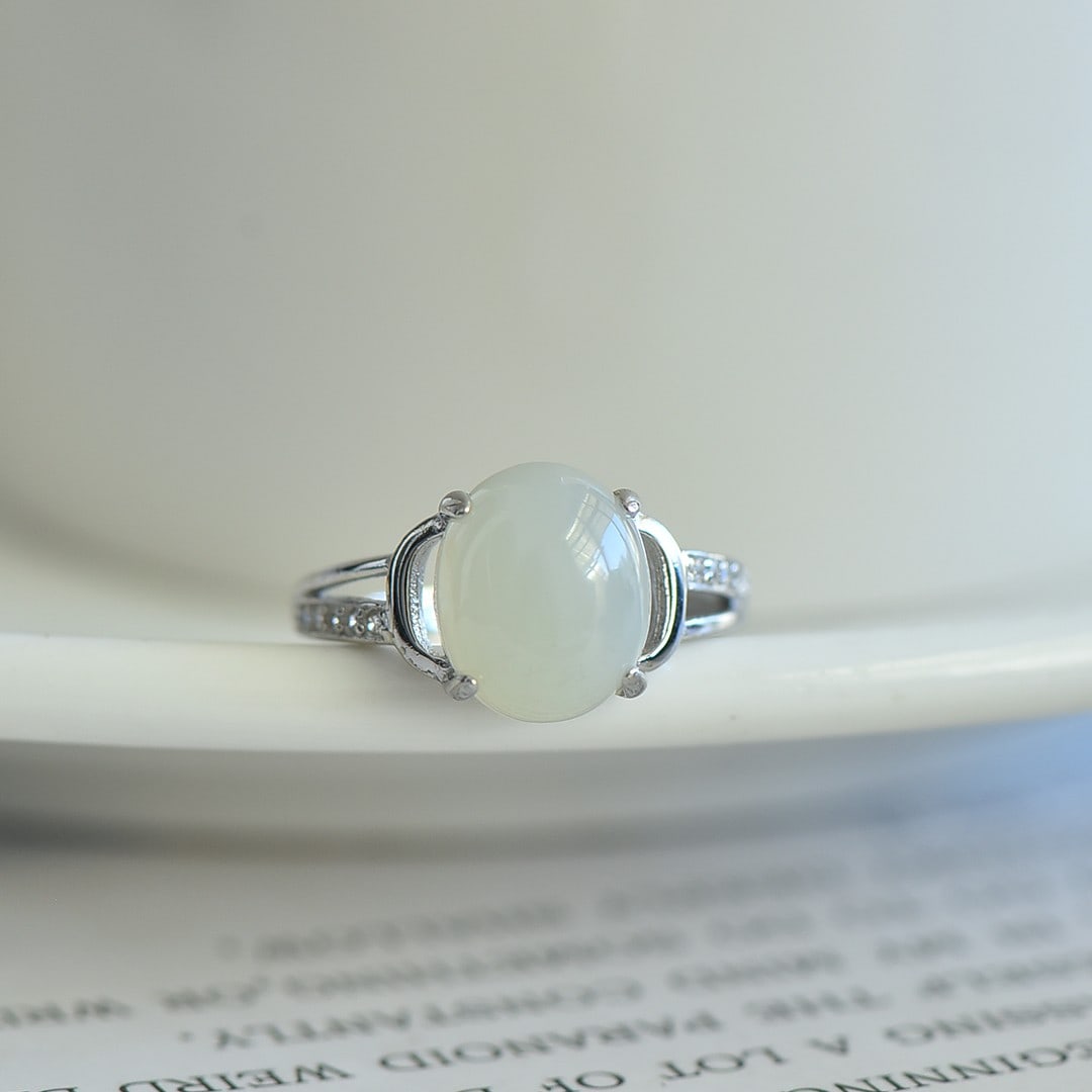 An Exquisite Sterling Silver Inlaid White Jade Ring: An Exquisite Sterling Silver Inlaid White Jade Ring,Size:9mmx11mm 纯银镶白玉戒指