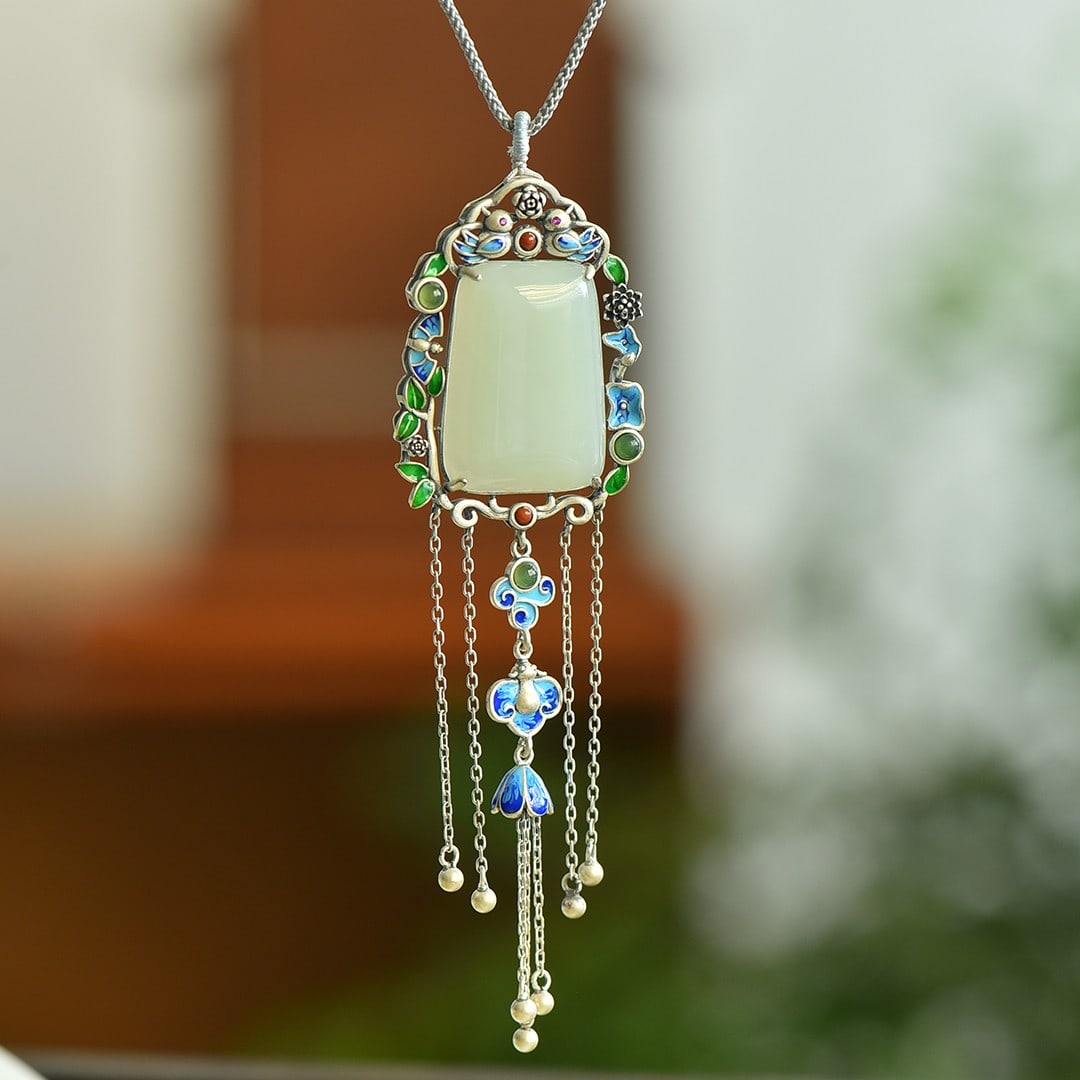 An Exquisite Sterling Silver Inlaid White Jade Pendant: An Exquisite Sterling Silver Inlaid White Jade Pendant,Size:19mmx28mm 纯银镶白玉吊坠