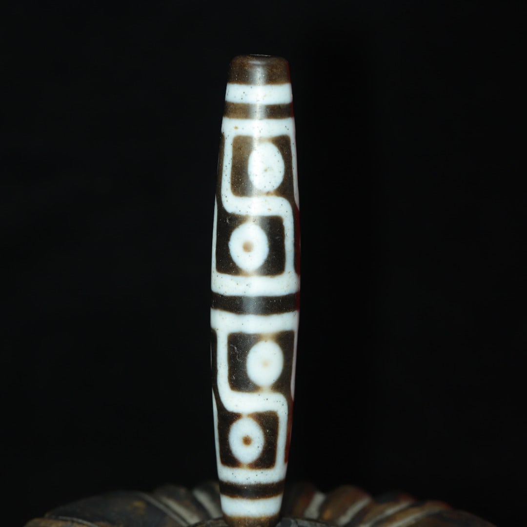 An Exquisite Twelve Eyes Dzi Bead Pendant: An Exquisite Twelve Eyes Dzi Bead Pendant，Size：78mmx15mm，Weight：26g 十二眼天珠挂件