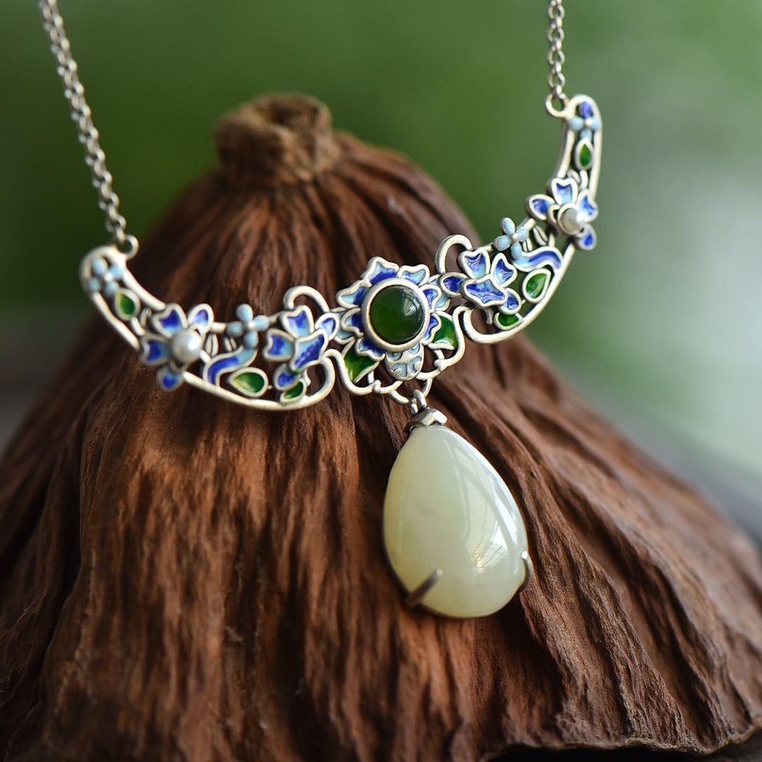 An Exquisite Sterling Silver Inlaid White Jade Pendant,Inlaid Pearls: An Exquisite Sterling Silver Inlaid White Jade Pendant,Inlaid Pearls 纯银镶白玉吊坠，嵌珍珠