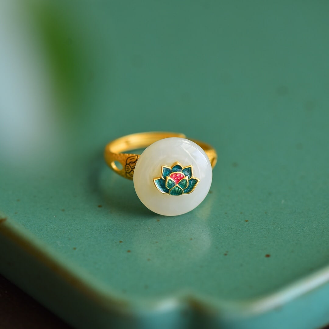 An Exquisite Sterling Silver-Gold Plated Inlaid White Jade Ring: An Exquisite Sterling Silver-Gold Plated Inlaid White Jade Ring 纯银镀金镶白玉戒指
