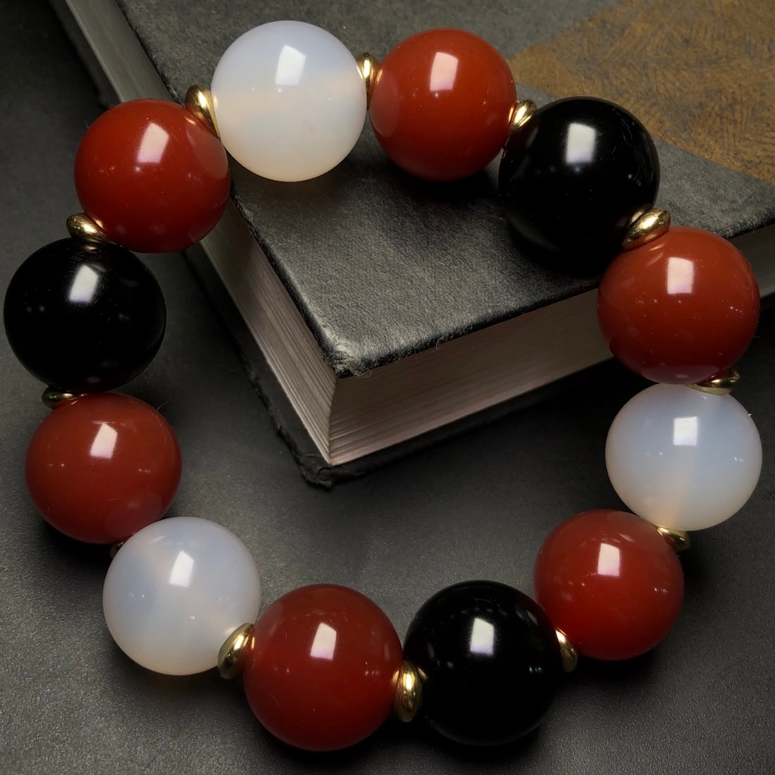 An Exquisite Agate Bracelets: An Exquisite Agate Bracelets,Size:20mm 玛瑙手串