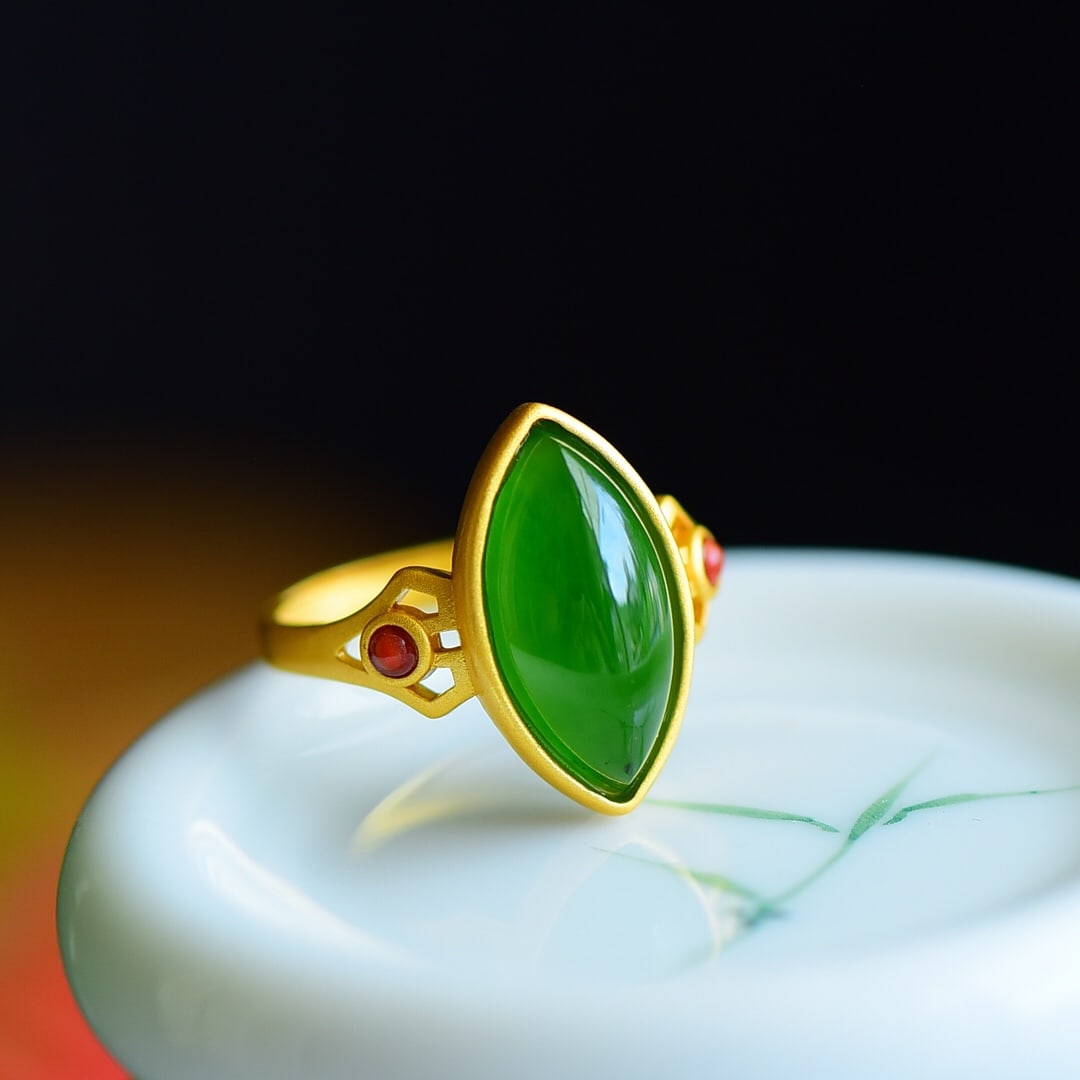 An Exquisite Sterling Silver-Gold Plated Inlaid Jasper Ring: An Exquisite Sterling Silver-Gold Plated Inlaid Jasper Ring,Size:10mmx18mm 纯银镀金镶碧玉戒指