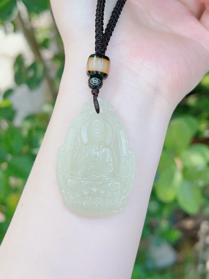 An Exquisite White Jade Avalokitesvara Pendant: An Exquisite White Jade Avalokitesvara Pendant,Size:50mmx33mm 白玉观音像吊坠