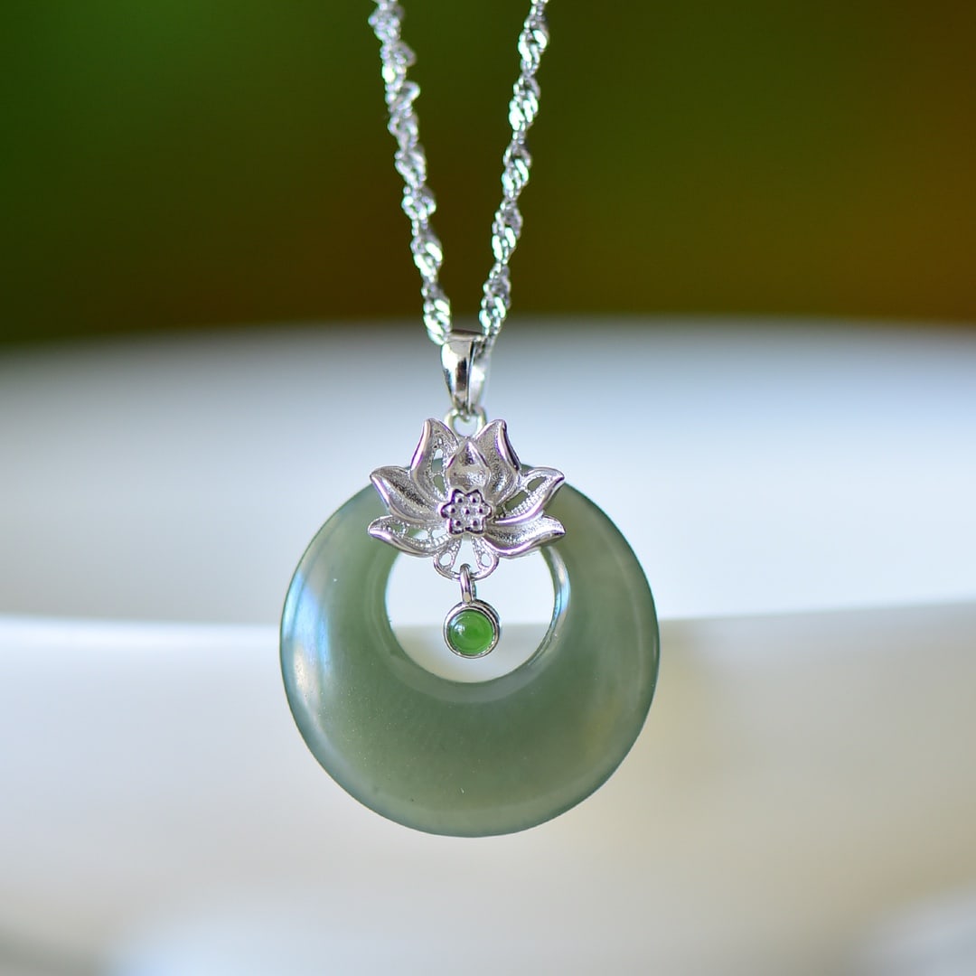 An Exquisite Sterling Silver Inlaid Jasper Pendant: An Exquisite Sterling Silver Inlaid Jasper Pendant,Size:20mmx20mm 纯银镶碧玉吊坠