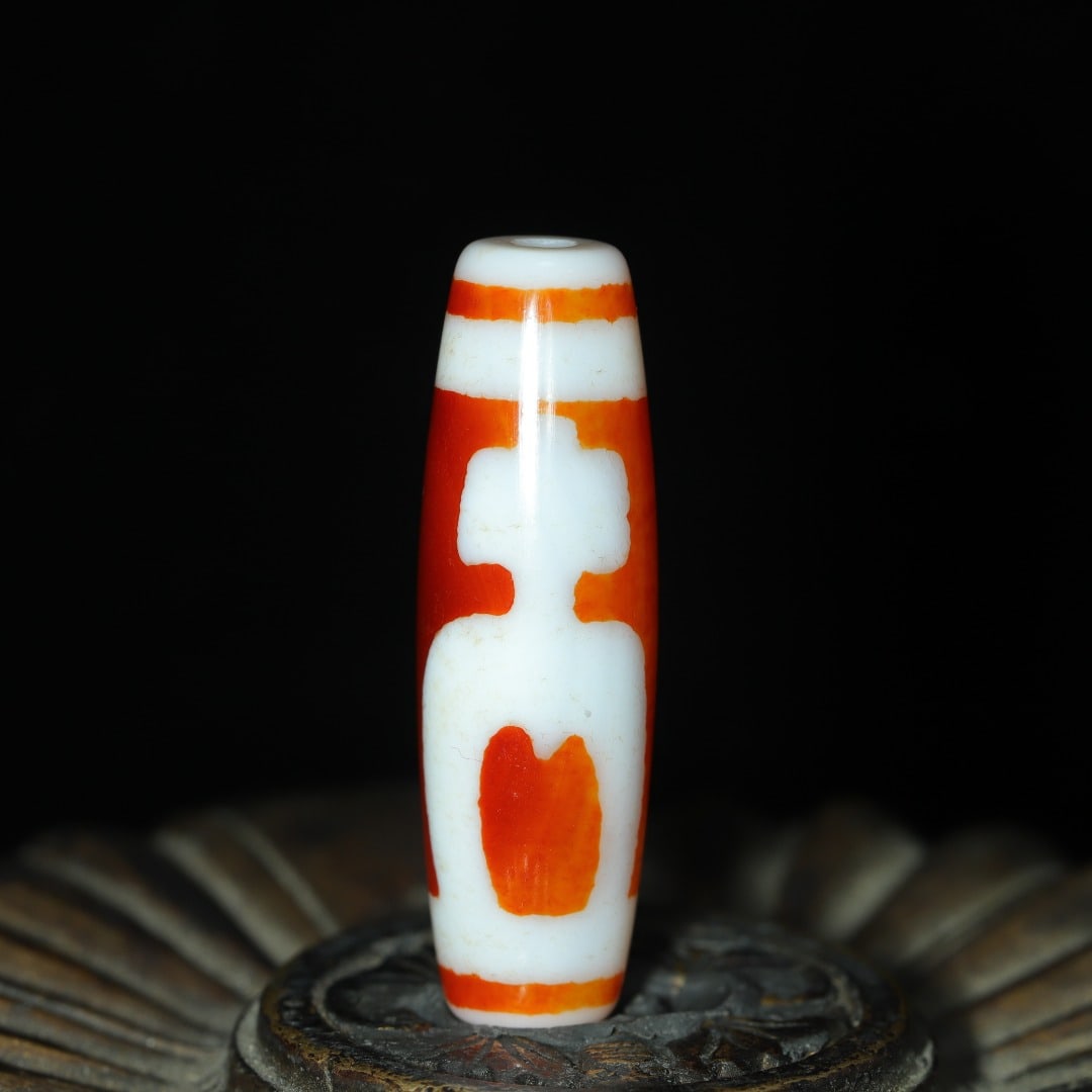 An Exquisite Dzi Bead Pendant: An Exquisite Dzi Bead Pendant，Size：38mmx11mm，Weight：8g 天珠挂件