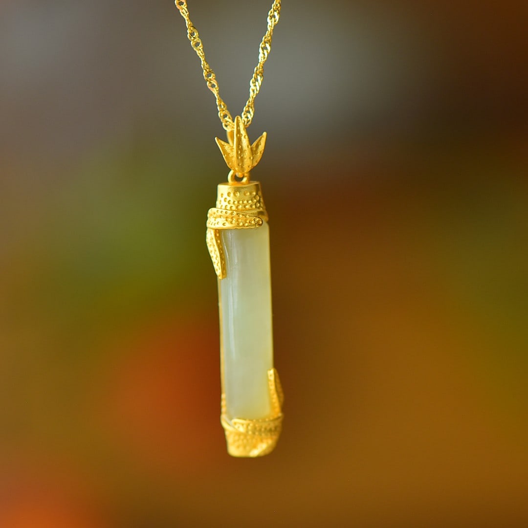 An Exquisite Sterling Silver-Gold Plated Inlaid Greenish Jade Pendant: An Exquisite Sterling Silver-Gold Plated Inlaid Greenish Jade Pendant,Size:6mmx27mm 纯银镀金镶青白玉吊坠