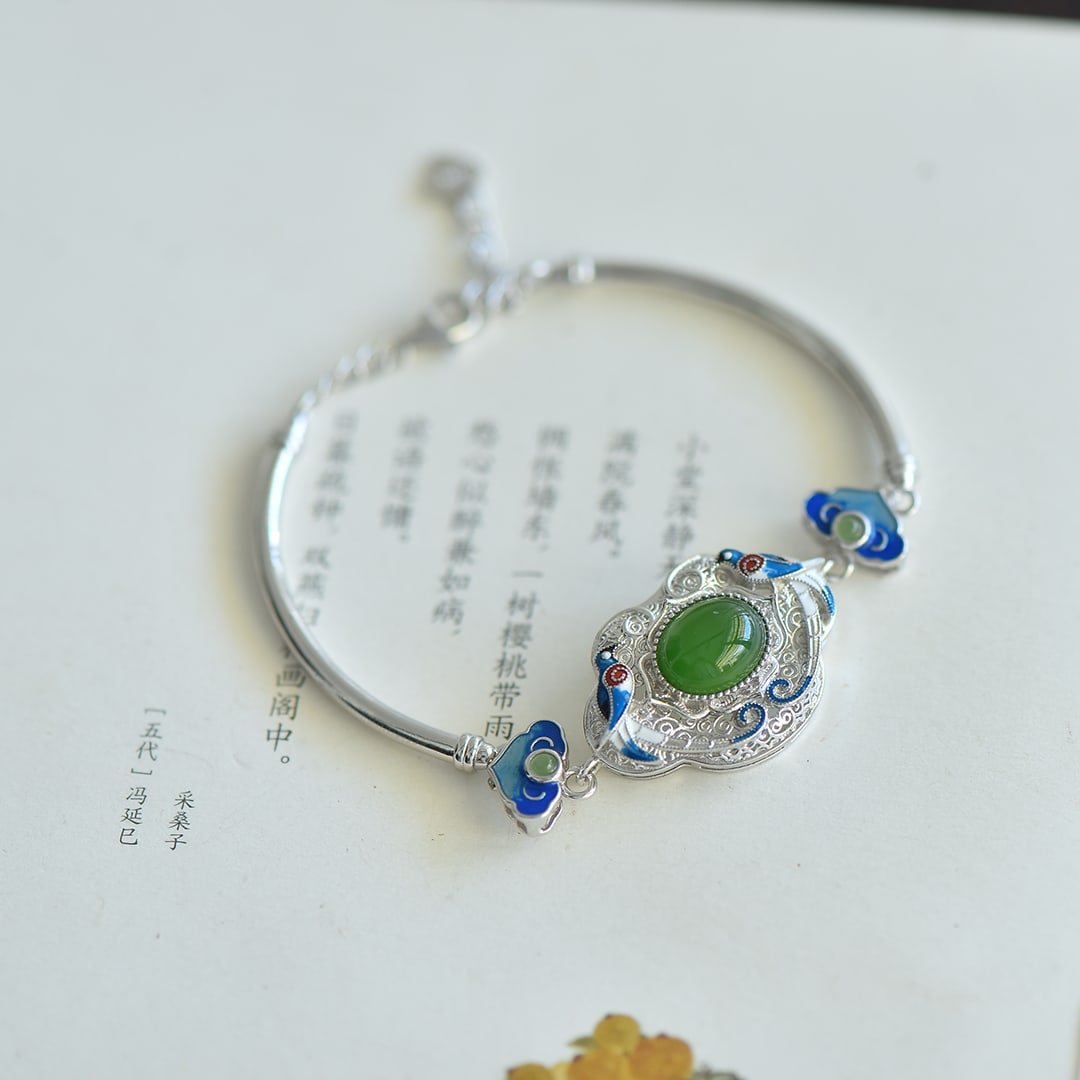An Exquisite Sterling Silver Inlaid Jasper Bracelets: An Exquisite Sterling Silver Inlaid Jasper Bracelets 纯银镶碧玉手镯