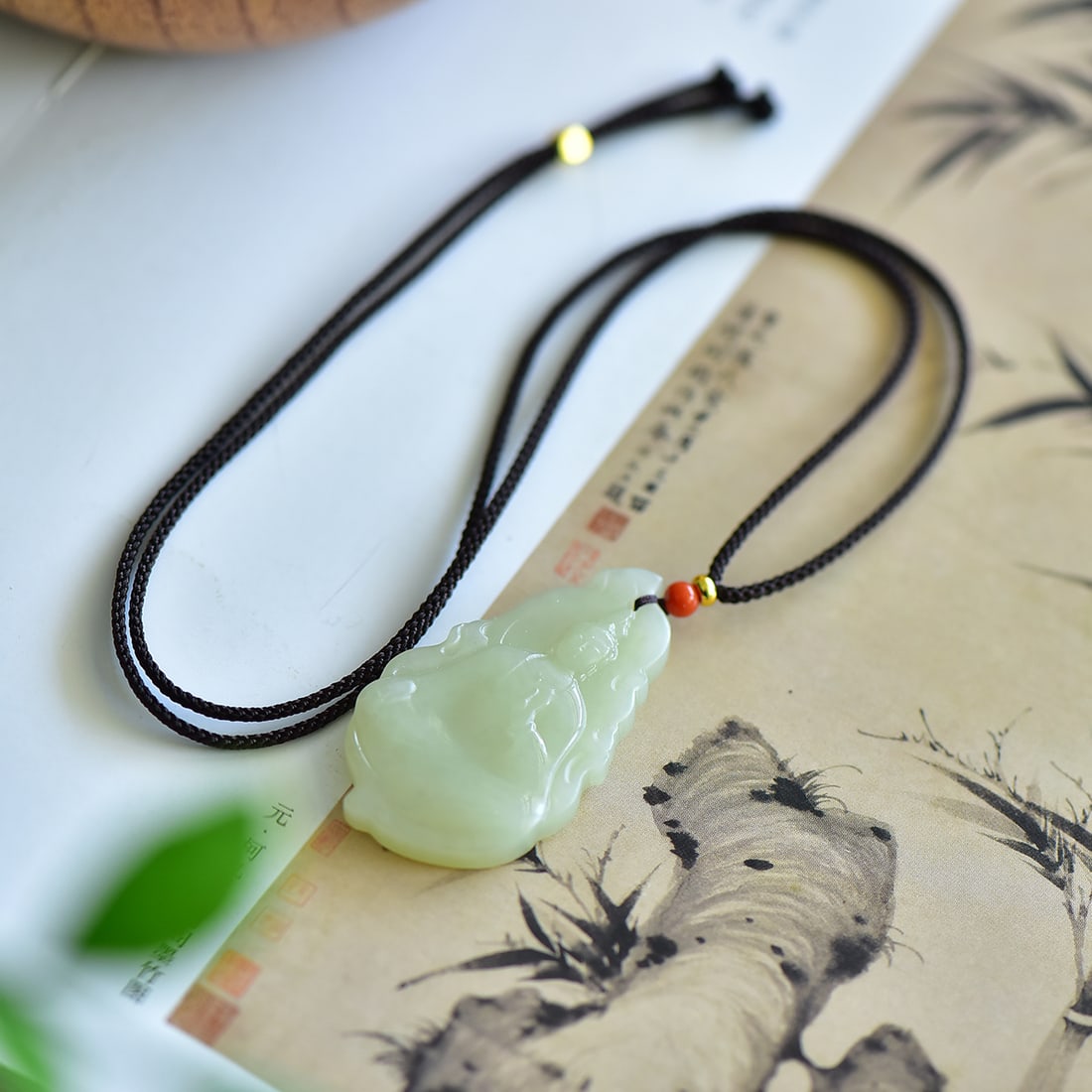 An Exquisite White Jade Avalokitesvara Pendant: An Exquisite White Jade Avalokitesvara Pendant,Size:49mmx29mmx8mm 寓意:大放光明 消灾解难 普度众生 