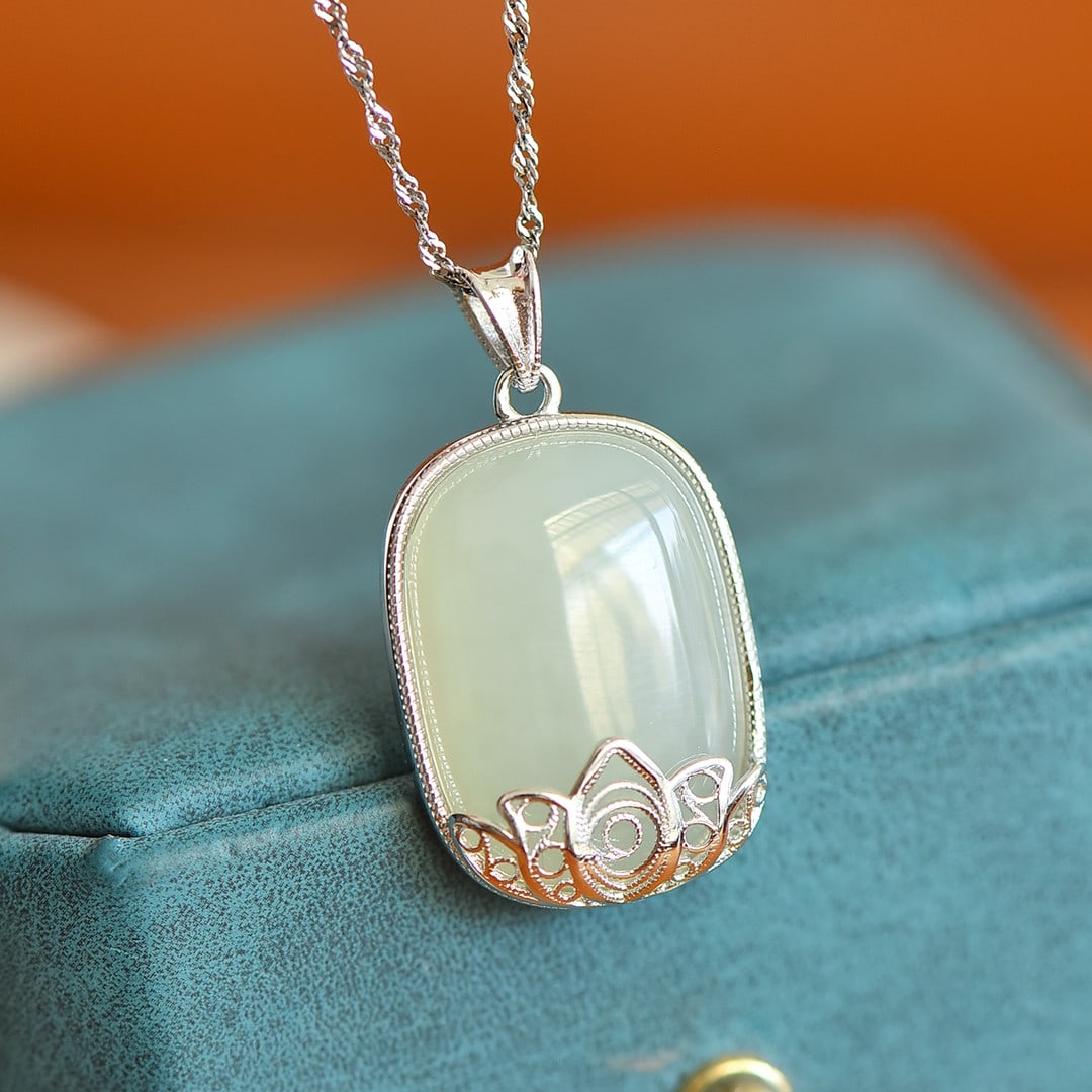An Exquisite Sterling Silver Inlaid White Jade Pendant: An Exquisite Sterling Silver Inlaid White Jade Pendant,Size:16mmx22mm 纯银镶白玉吊坠