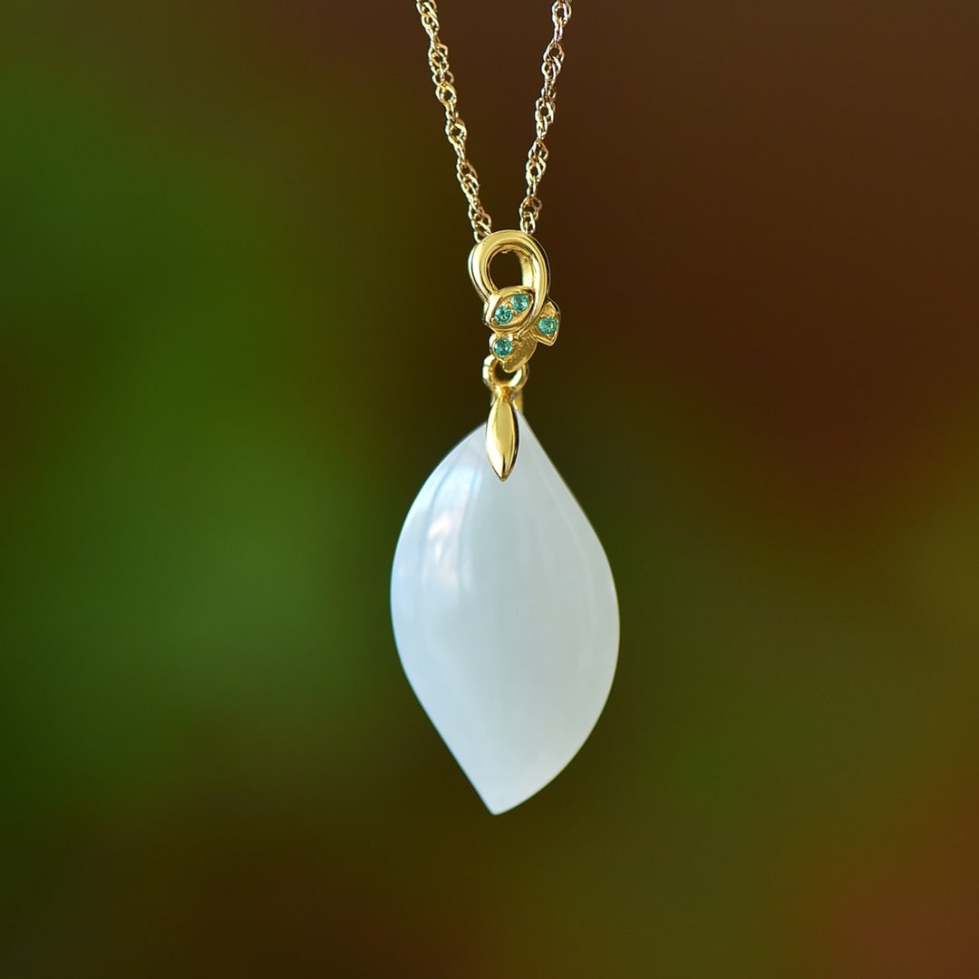 An Exquisite Sterling Silver-Gold Plated Inlaid White Jade Pendant: An Exquisite Sterling Silver-Gold Plated Inlaid White Jade Pendant,Size:16mmx29mm 纯银镀金镶白玉吊坠
