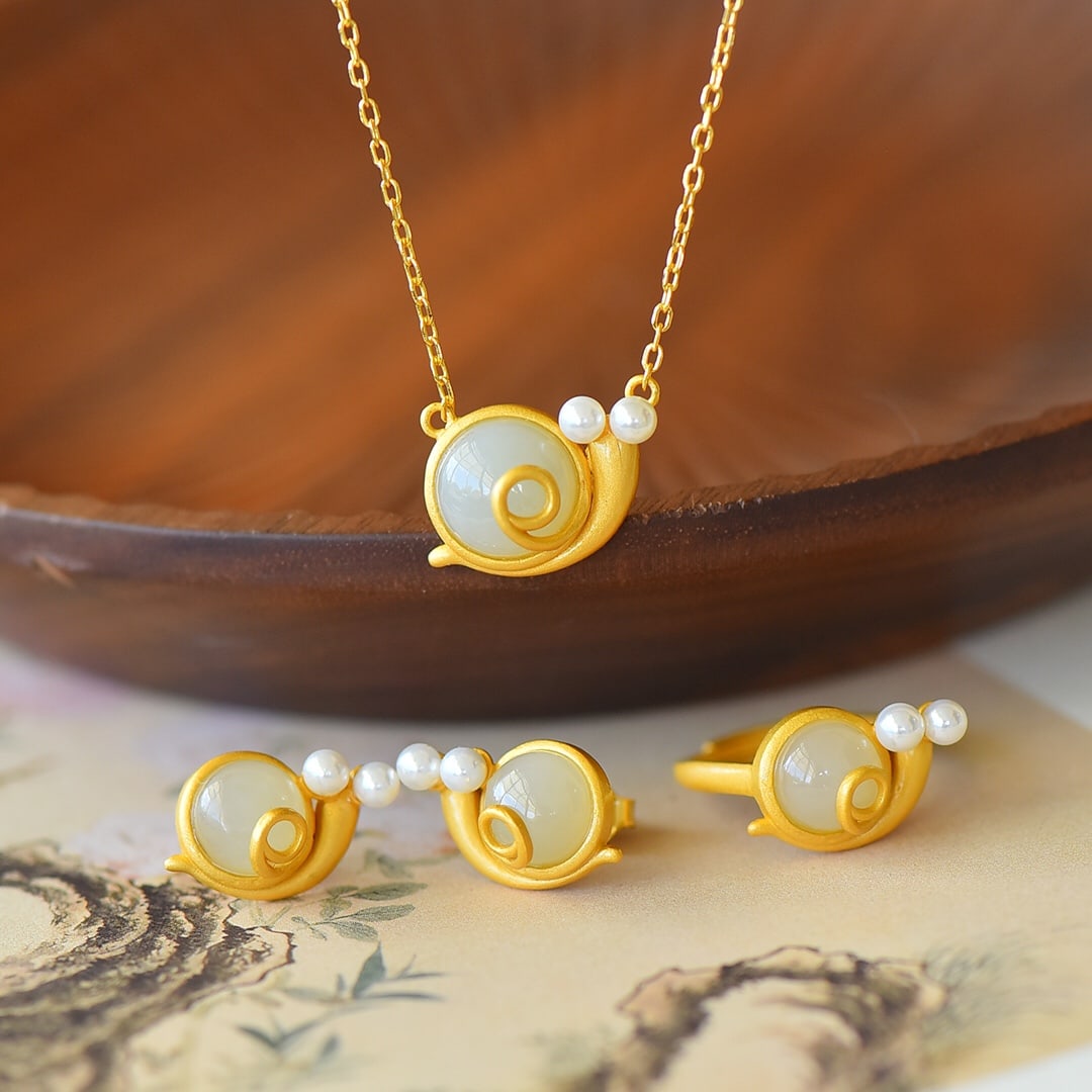 A Set of Fine Sterling Silver-Gold Plated Inlaid White Jade Jewelrys,Inlaid Pearl: A Set of Fine Sterling Silver-Gold Plated Inlaid White Jade Jewelrys,Inlaid Pearl,Size:(Earrings)8mmx8mm,(Pendant)10mmx10mm,(Ring)8mmx8mm 